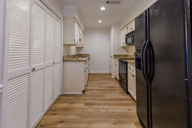 Building Photo - 3/2 Townhouse near USA! GATED! Students Welcome!