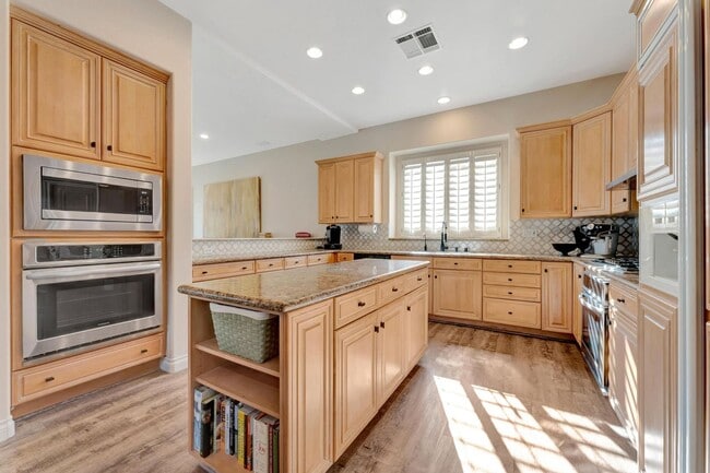 Building Photo - Queensridge Beauty - 5 bedroom on a 1/4+ acre lot