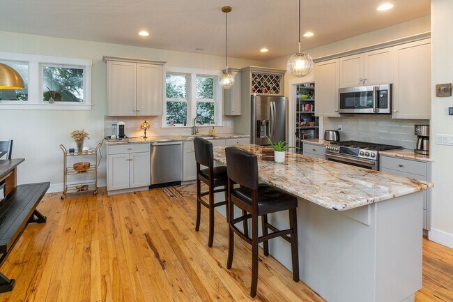 Building Photo - Beautiful Craftsman Style Home in Northwes...