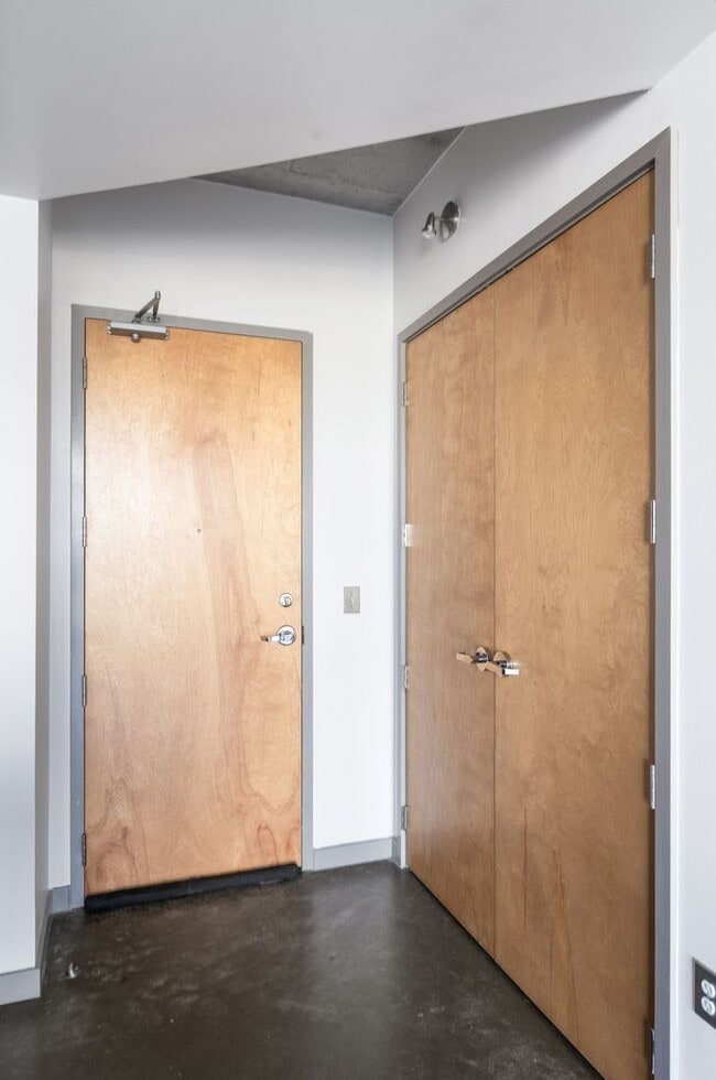 Building Photo - Awesome 1BE/1BA Condo in the Gulch w/2-res...