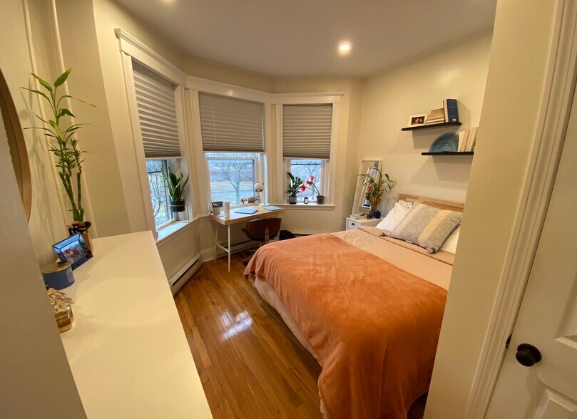 Building Photo - 73 Park Dr