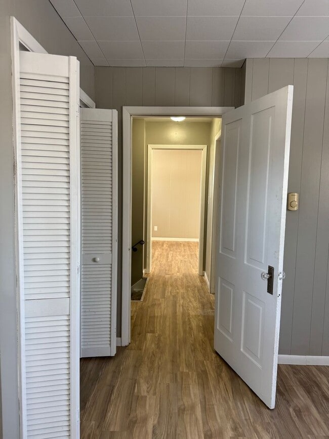 Building Photo - 4br 2bth large sun room and big fenced in backyard