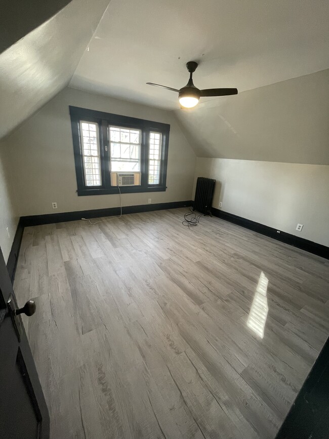 Building Photo - 5642 Phillips Ave