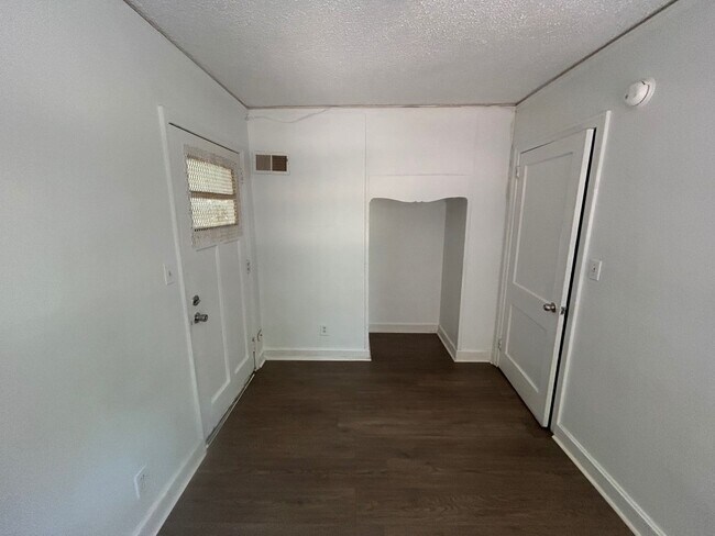 Building Photo - 823 S Kilbourne Rd