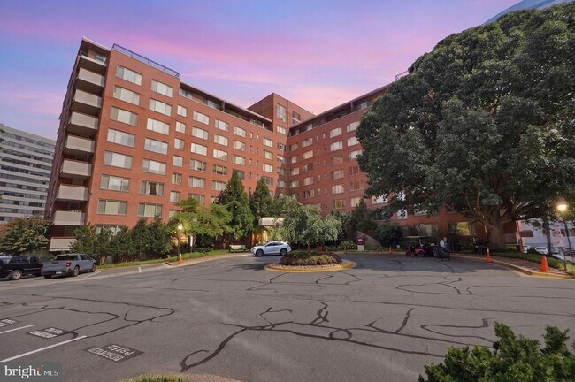 Building Photo - 1121 Arlington Blvd