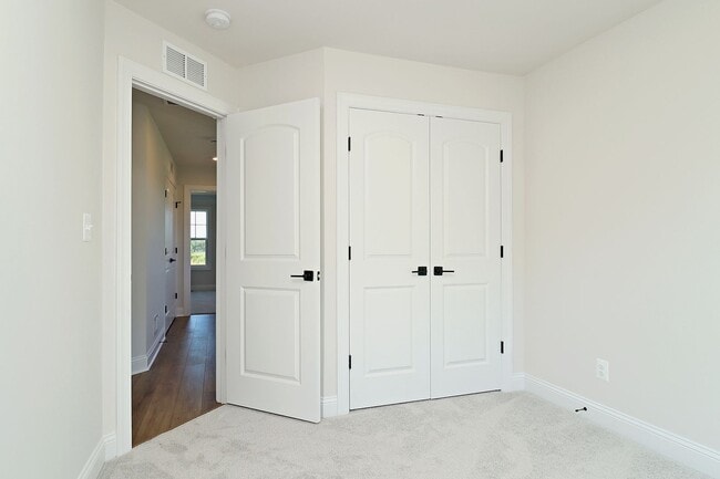 Building Photo - Dog-Friendly Townhome in Dunlora Park