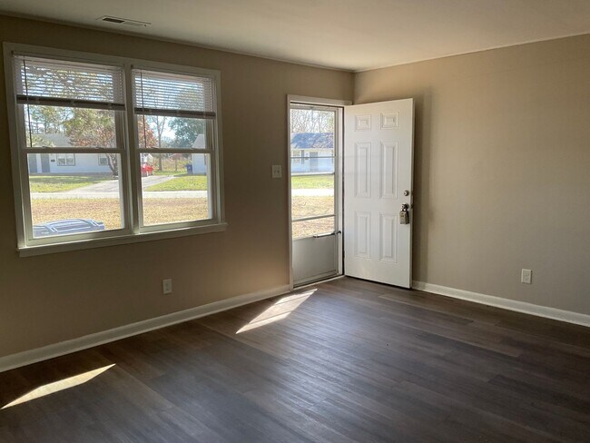 Building Photo - Nice 2 bedroom 1 bath duplex located close to Camp Lejeune.