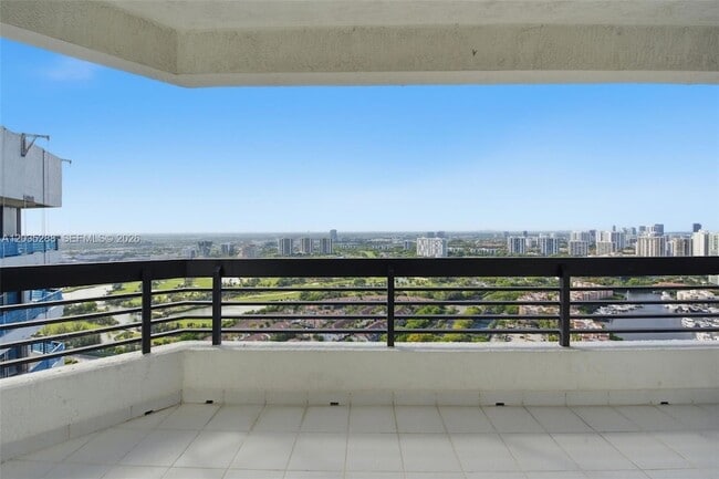 Building Photo - 3500 Mystic Pointe Dr