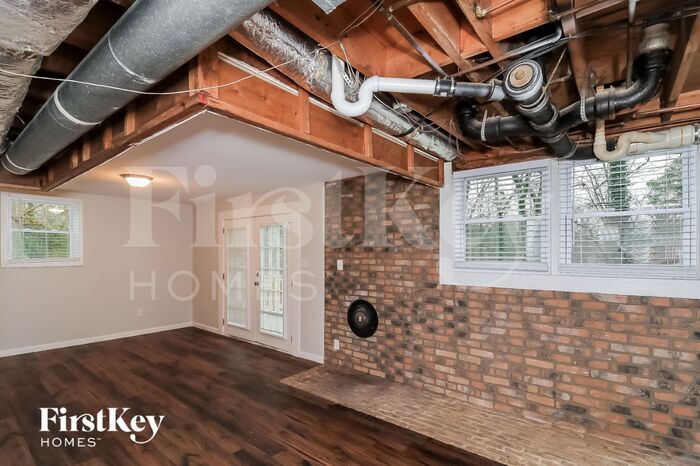 Building Photo - 5721 Crestview Dr