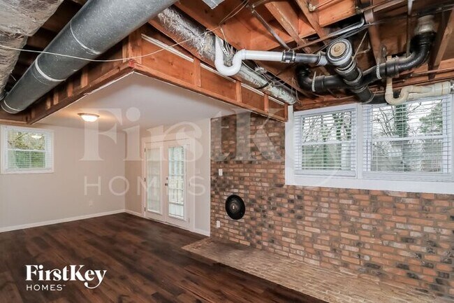 Building Photo - 5721 Crestview Dr