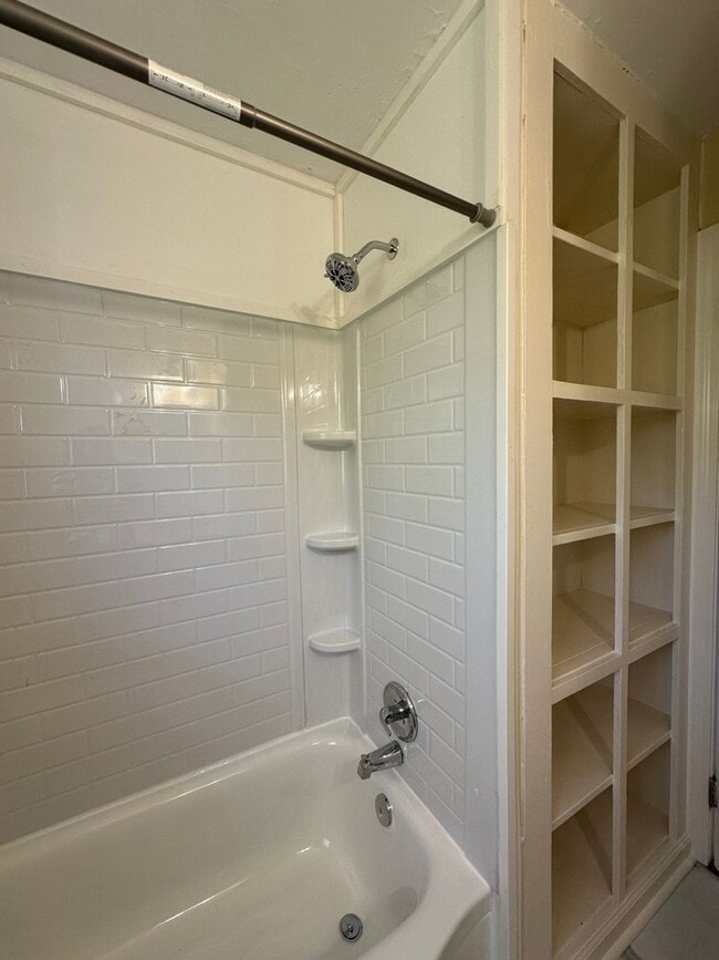 Building Photo - Renovated 3 Bed 1 Bath House