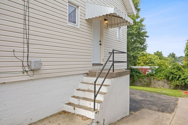Building Photo - BRIDGETOWN - Charming 3 Bed 2 Bath w 1 Car...