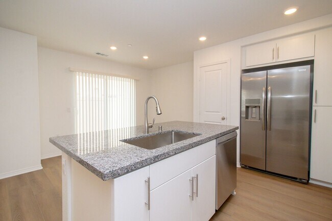 Building Photo - Brand New 3 Bed / 3 Bath Townhome In River...
