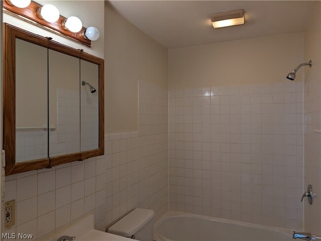 Building Photo - 637 E Wilbeth Rd