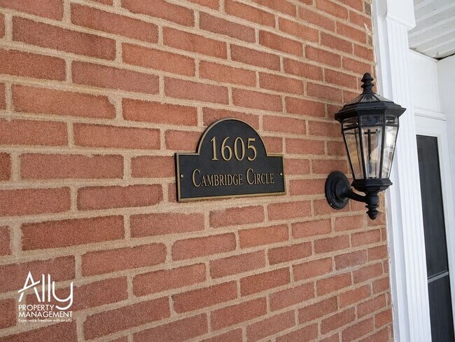 Building Photo - 1605 Cambridge Cir