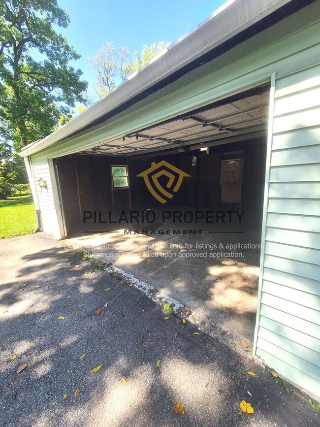 Building Photo - Updated 2 Bedroom 1 Bathroom near Forest M...