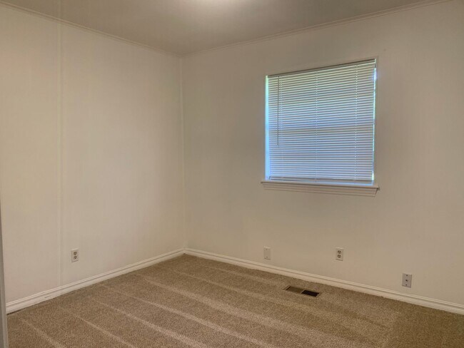 Building Photo - Come check out this super clean 3 bed, 2 b...