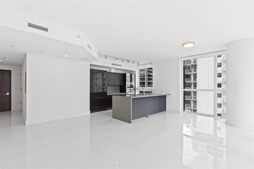 Building Photo - 1080 Brickell Ave