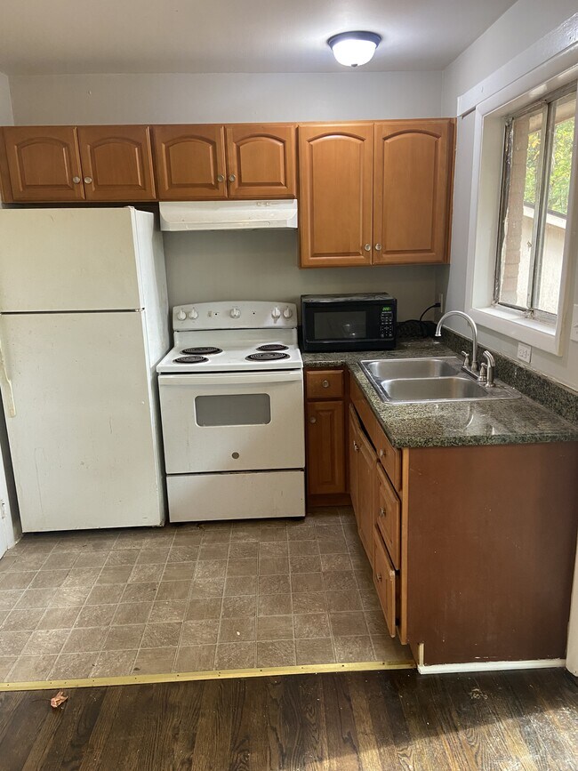 Building Photo - 622 Camrose Dr