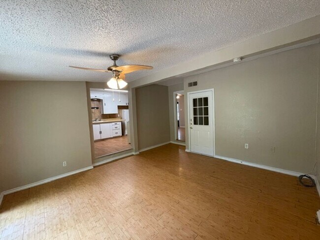 Building Photo - 845 Rumfield Rd