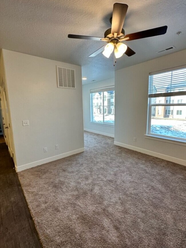 Building Photo - Gorgeous Condo!