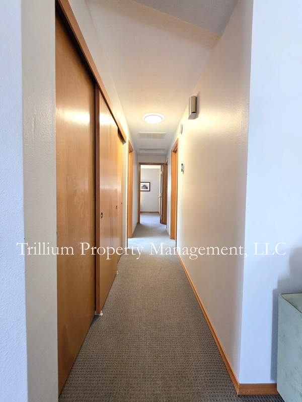 Building Photo - 110 SE 65th Ave