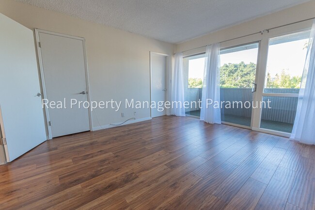 Building Photo - Spacious townhouse in LA