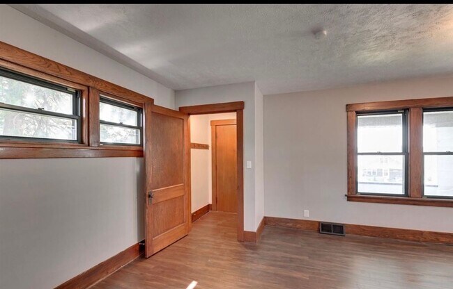 Building Photo - Beautiful & Spacious 3 Bedroom, 2 Bathroom Home in South Omaha – 1,872 Sq Ft