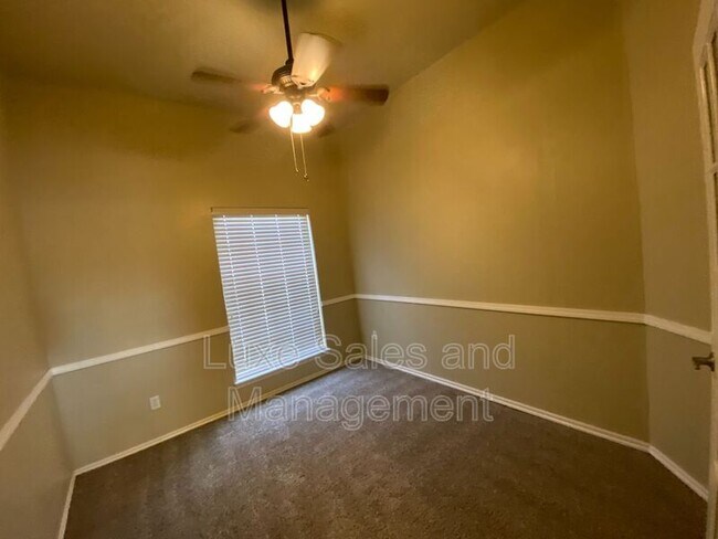 Building Photo - 640 E Linden Ln