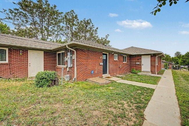Building Photo - "Charming 3-Bedroom Duplex Retreat on Chester Street, Aurora – Cozy 1206 Sq Ft Home Awaiting Your...
