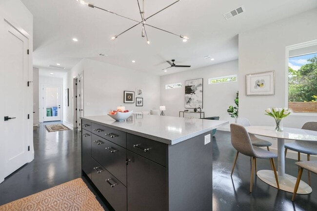 Building Photo - Premium Central Austin New Construction