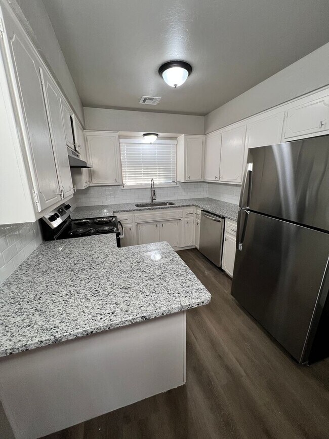 Building Photo - 134 NE Fullerton- Hot new listing!