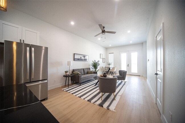 Building Photo - New Beautiful Townhome Great Location