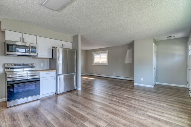 Building Photo - Beautifully renovated three bedroom with l...