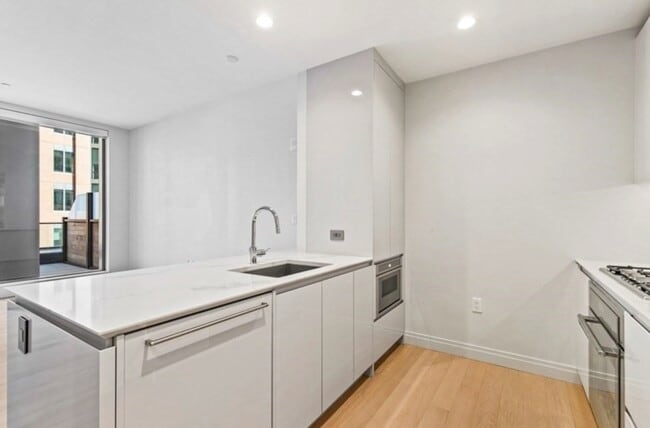 Building Photo - 135 Seaport Blvd