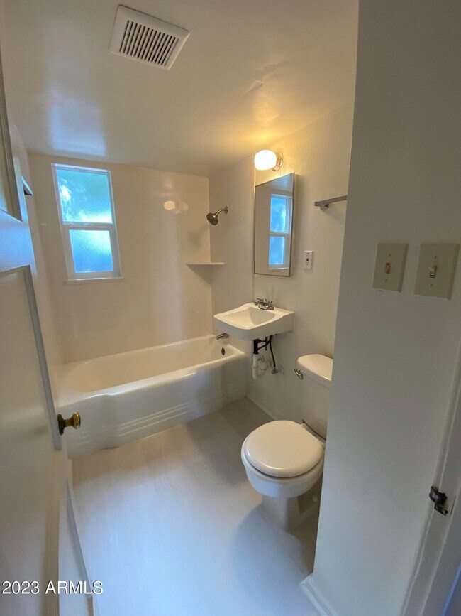 Building Photo - 1530 W Mulberry Dr