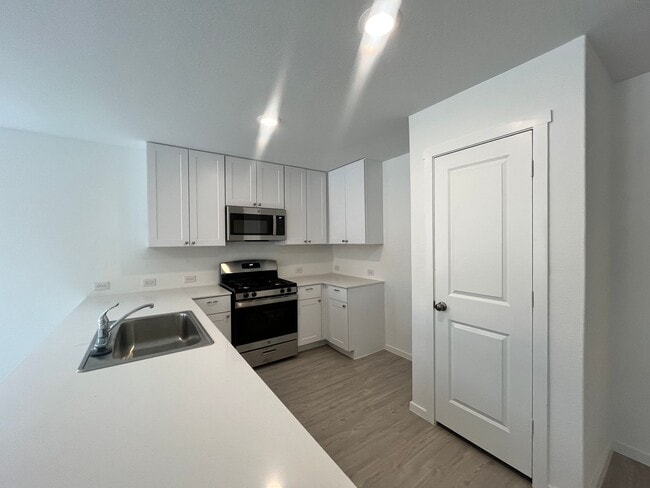 Building Photo - Charming 3 Bedroom/2 Bath Home *St. Hedwig...