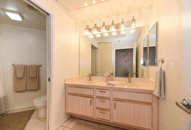 Building Photo - 640 Camino De La Reina