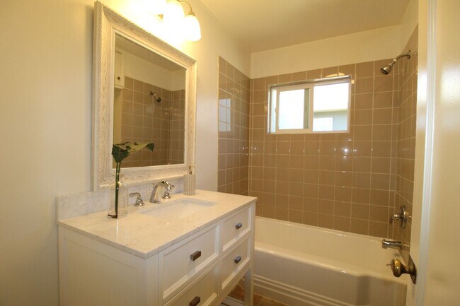 Building Photo - Charming Midtown Ventura Home- 3 Bedroom + 1.75 Bath