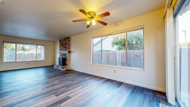 Building Photo - Bright 4 Bedroom 2 Full Bathroom Home with 2 Car Garage!