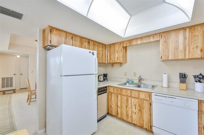 Building Photo - 9000 Commodore Dr