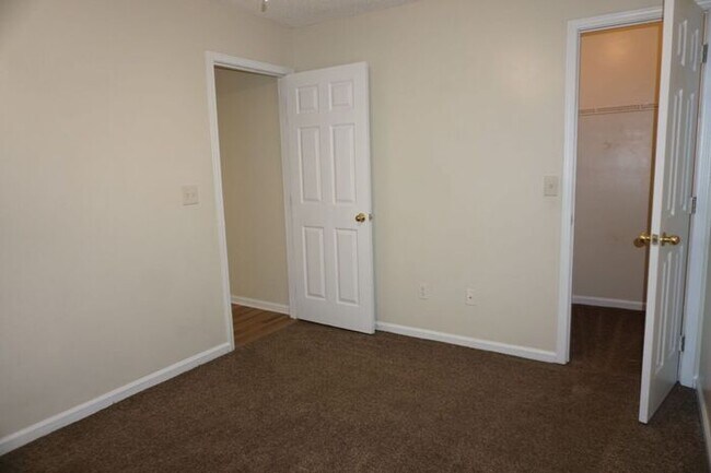 Building Photo - 3 Bedroom Home With Garage