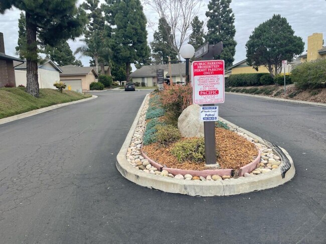 Building Photo - 608 Persimmon Way