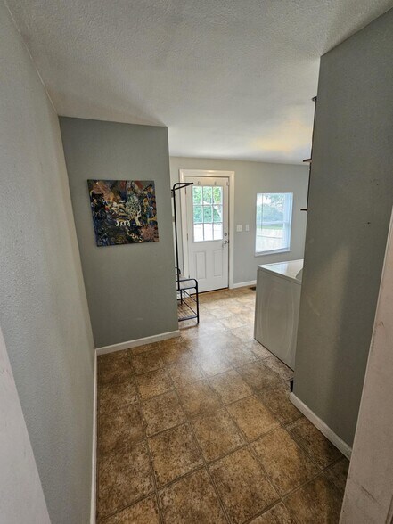 Building Photo - 730 Maple St