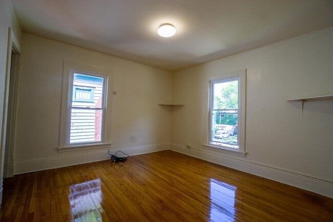 Building Photo - AVAIL 6/1/26 - Charming 5 bedroom Home wit...