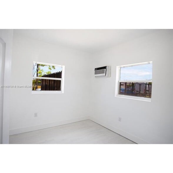 Building Photo - 2424 NW 7th Ct