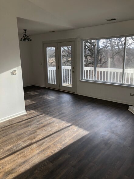 Building Photo - 320 Crestview Dr