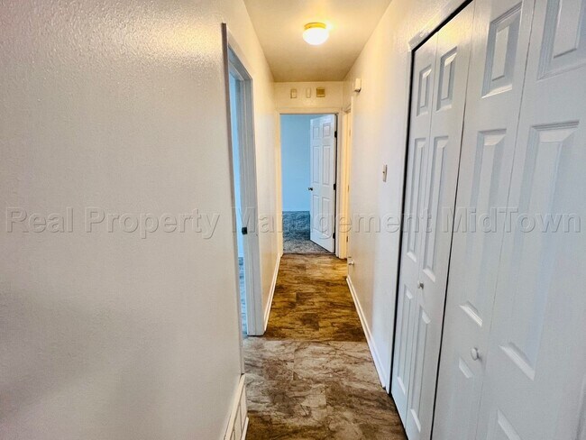 Building Photo - Charming 2 bedroom 1-bathroom Duplex unit features a prime location