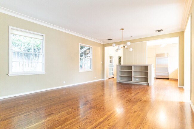 Building Photo - Beachwood Canyon 2b2b Home - Intentional F...