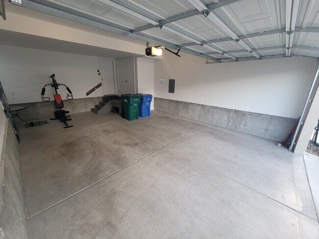 Building Photo - "Spacious 4-Bed Townhouse with Scenic View...